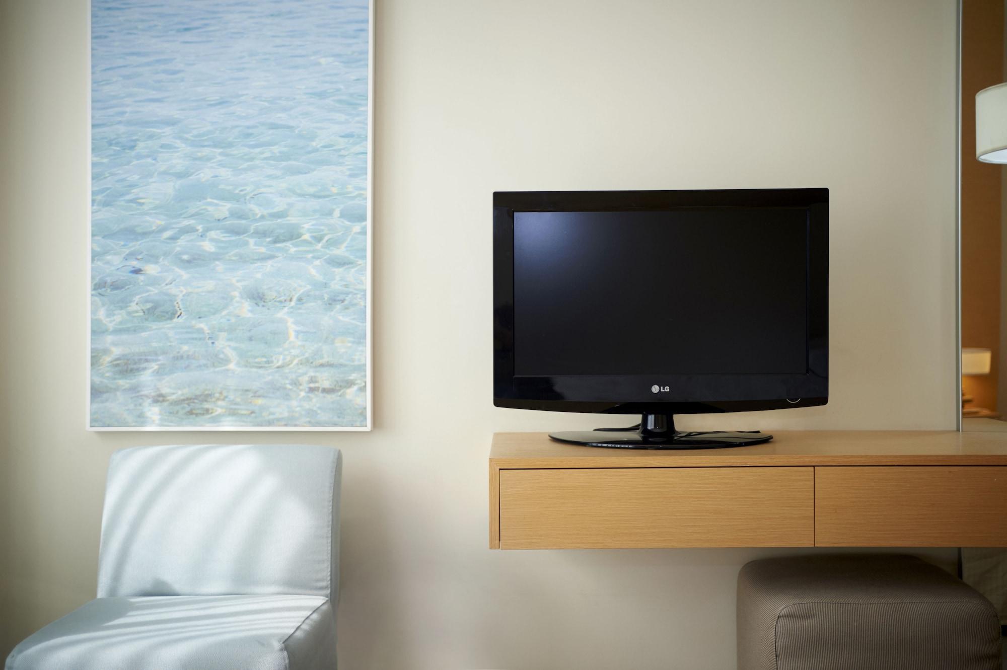 Capo Bay Hotel Protaras Exterior foto A flat screen television