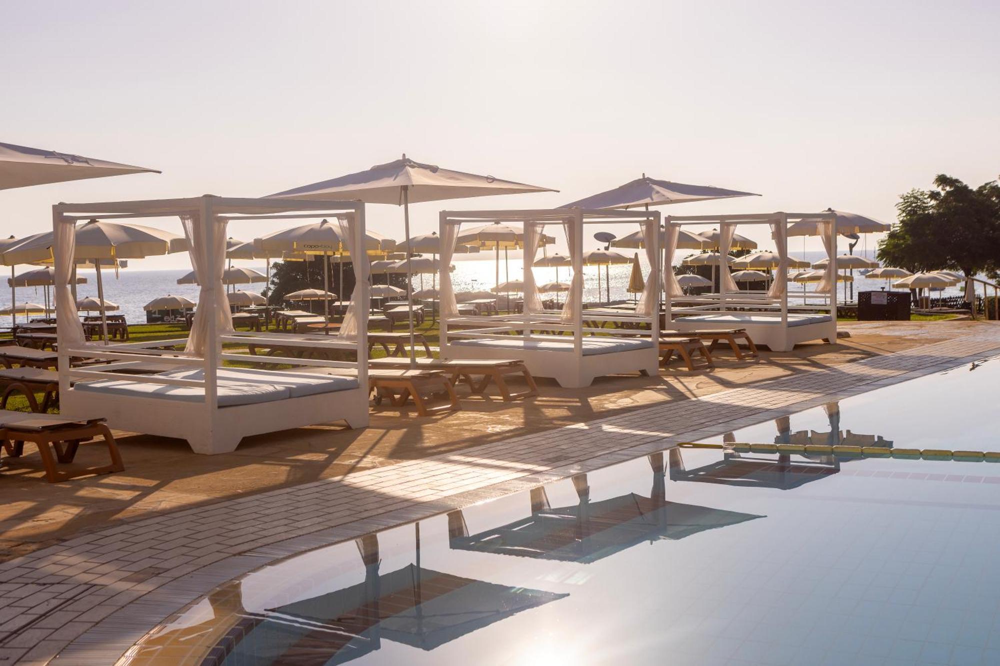 Capo Bay Hotel Protaras Exterior foto Beach at the hotel