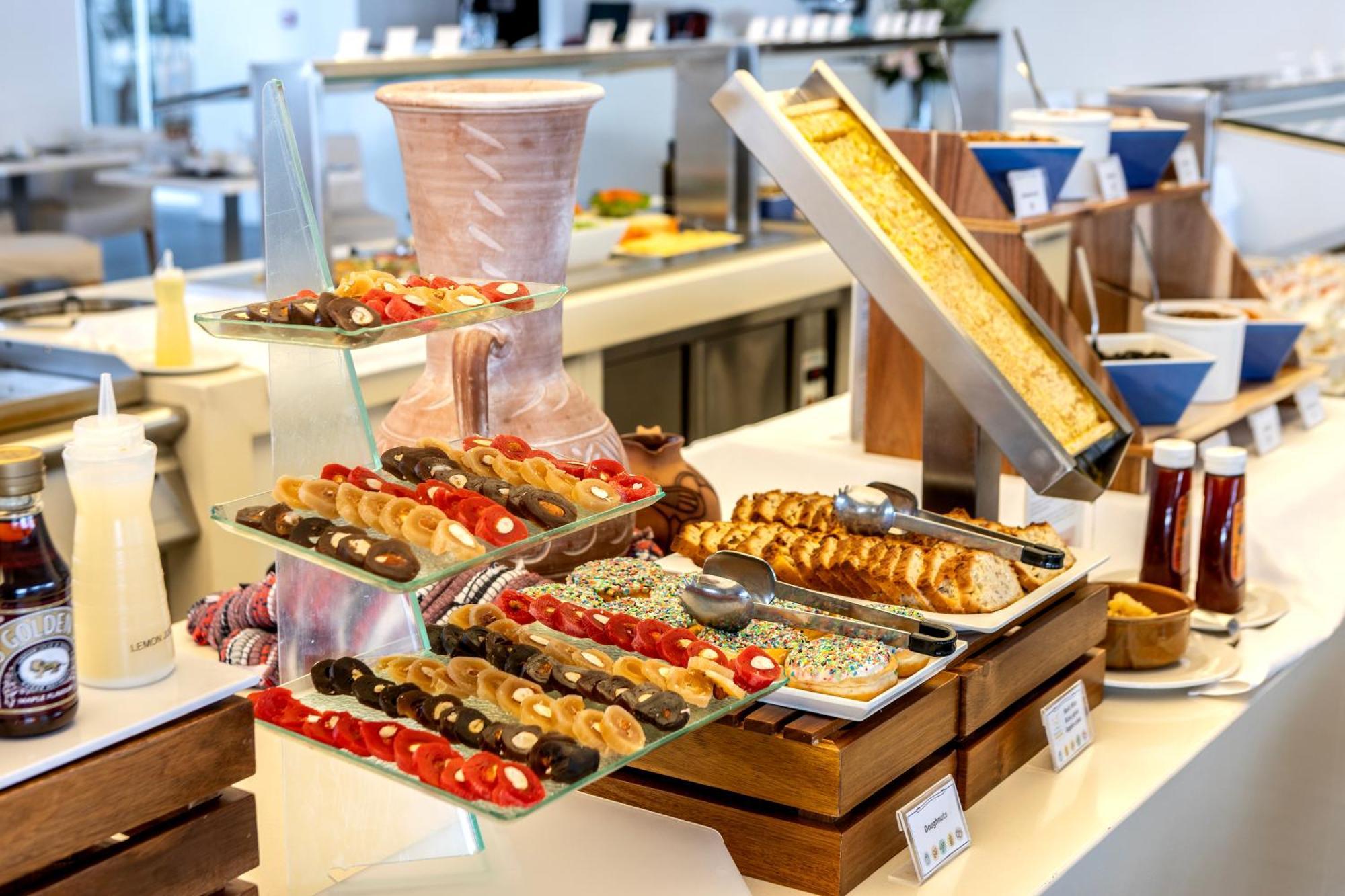 Capo Bay Hotel Protaras Exterior foto A buffet at a hotel
