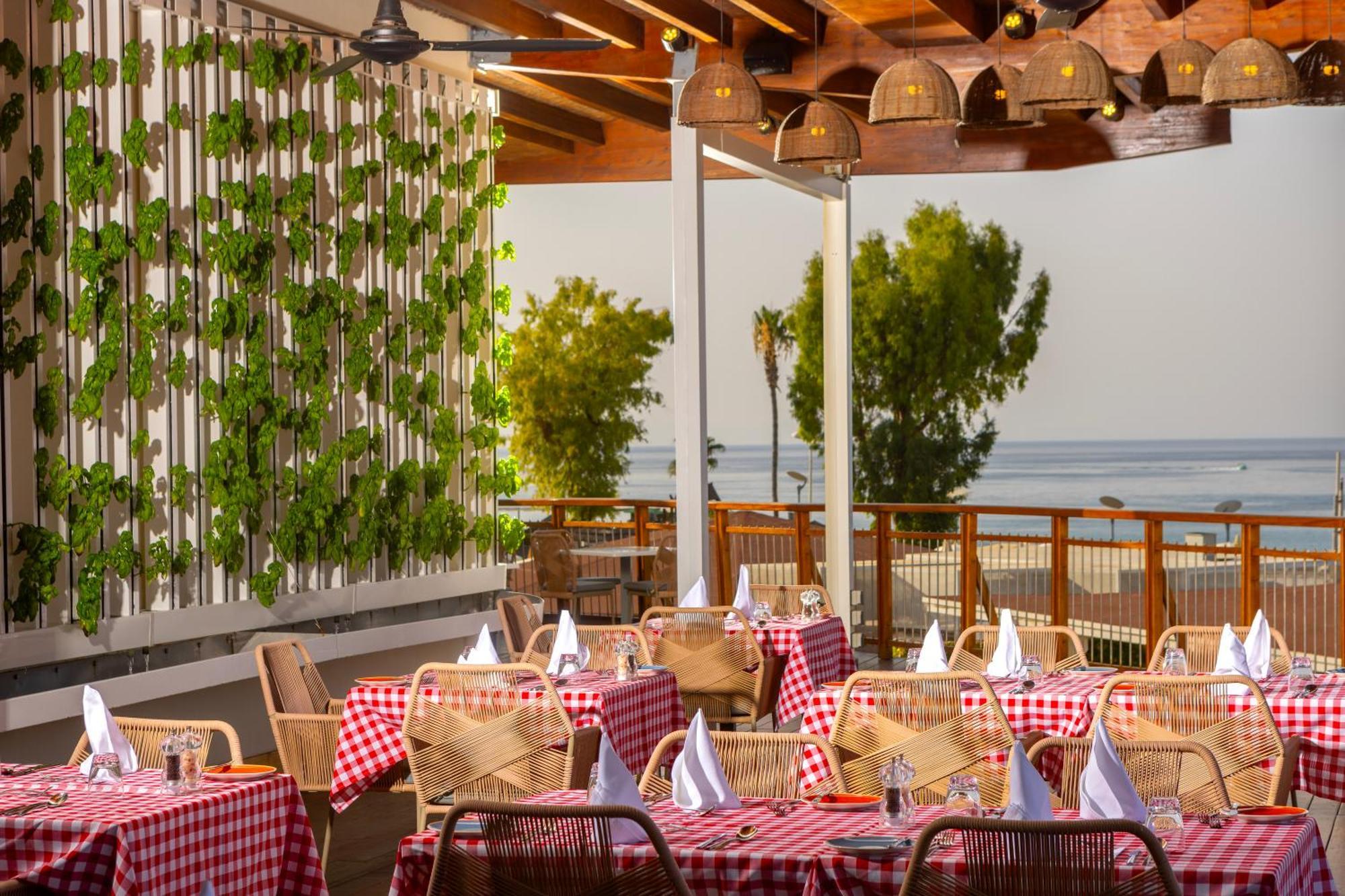 Capo Bay Hotel Protaras Exterior foto The restaurant