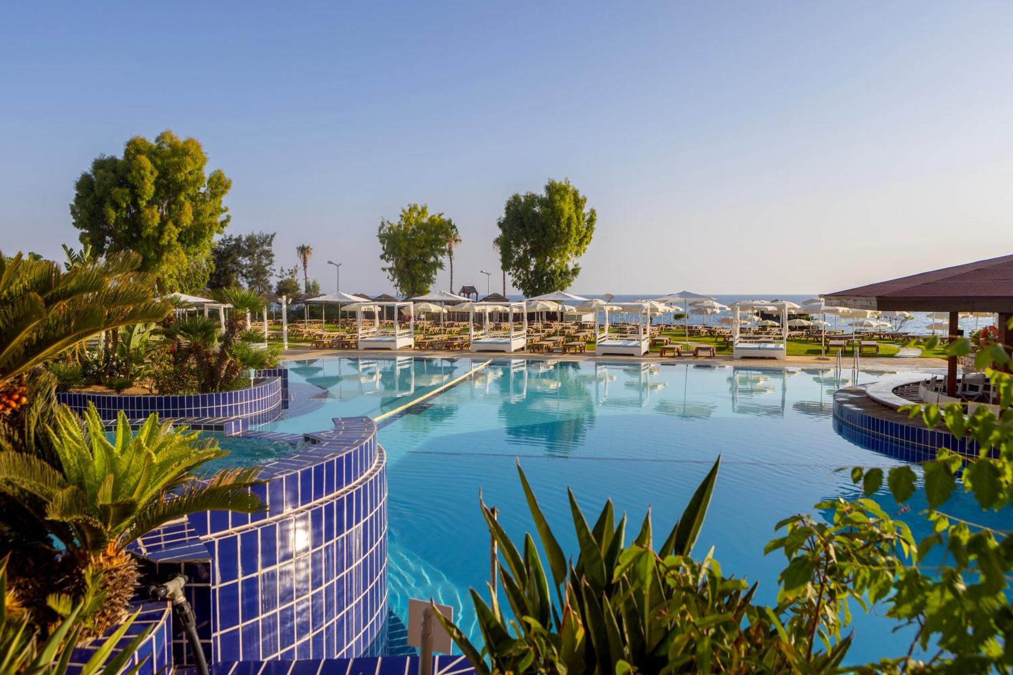 Capo Bay Hotel Protaras Exterior foto Pool at the Royal
